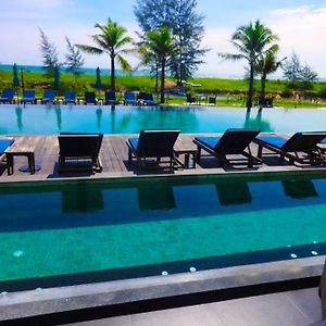 Deluxe King Room Pool Access